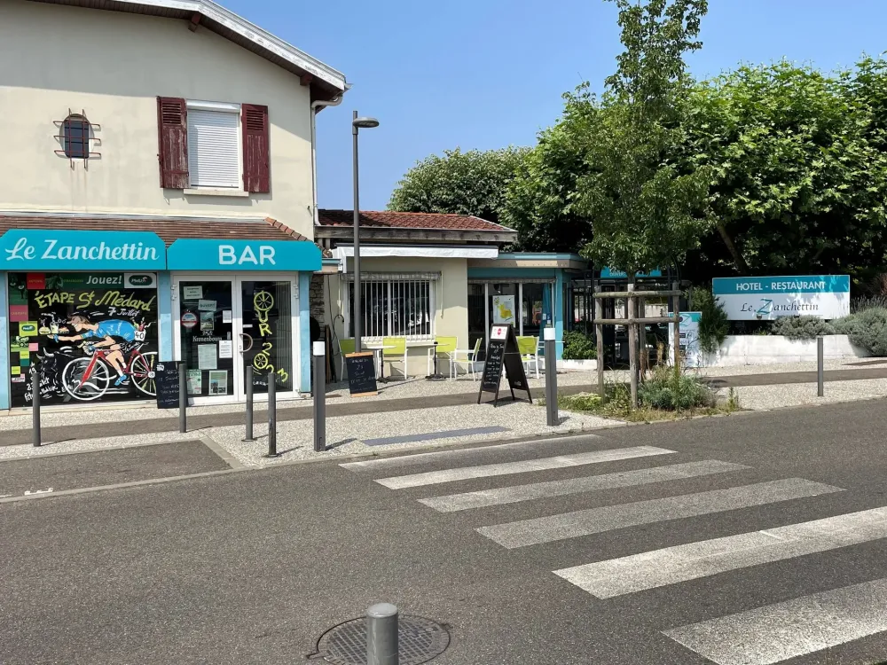 bar restaurant